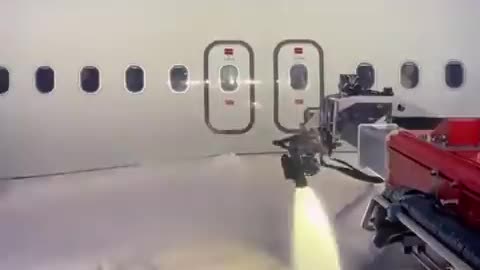 De-icing an aircraft before take off! It’s an oddly satisfying process to watch ❄️