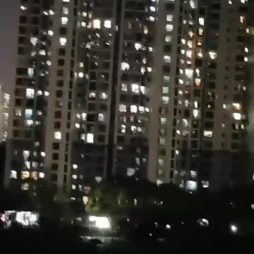 Persone rinchiuse in casa a Shanghai ...