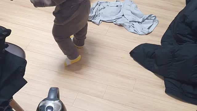 A baby who goes his way even if you call