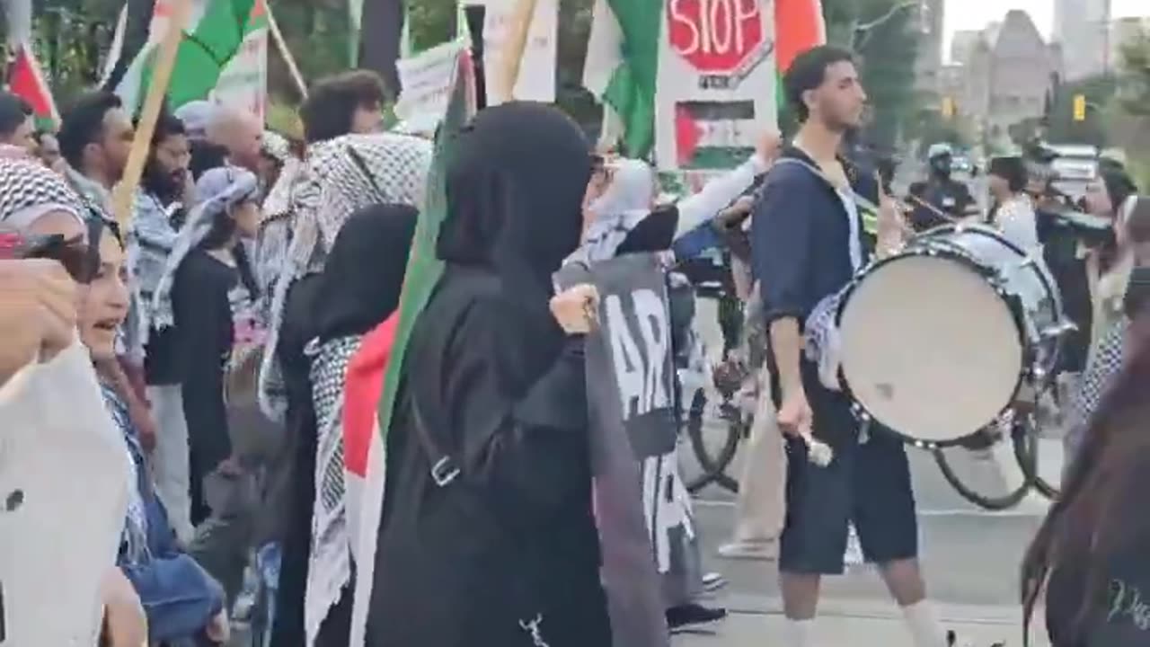 📍 Downtown, Toronto.