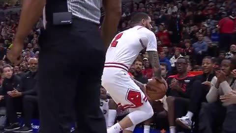 NBA - Lonzo with the steal and hustle play into the Bulls' bench 👀💨