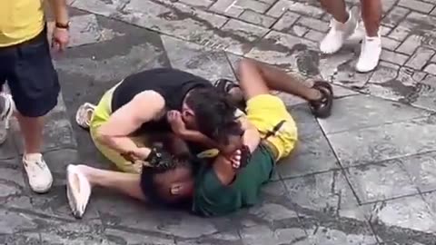 Chinese and Blacks get into a street fight in Chongqing, China