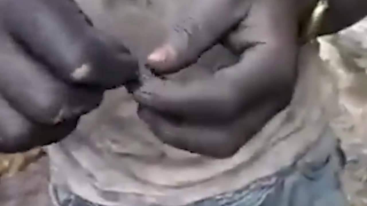 这个视频里面说的事情是真的。Electrically charged stones discovered in the DR Congo