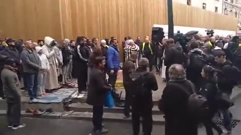 Des patriotes français se rassemblent pour chanter la Marseillais.....