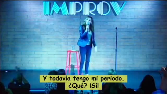 LA IMBECIL HEATHER McDONALD CAE EN EL ESCENARIO