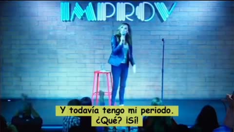 LA IMBECIL HEATHER McDONALD CAE EN EL ESCENARIO