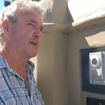 Demanding to dissolve the current West Australia state government at the government house