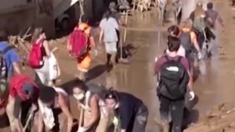 Spanish people help themselves as the flood comes back stronger in Barcelona