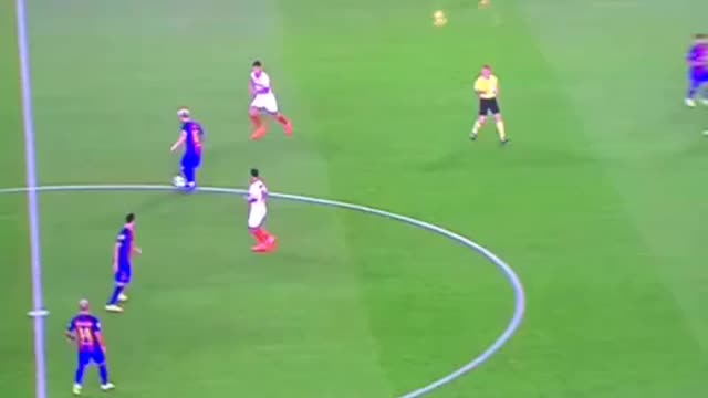 Leo Messi embarrasing Sevilla's defenders