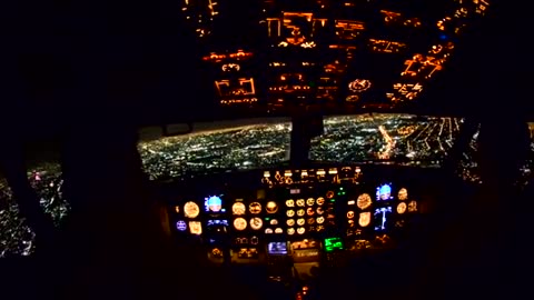 Cockpit View night landing in México