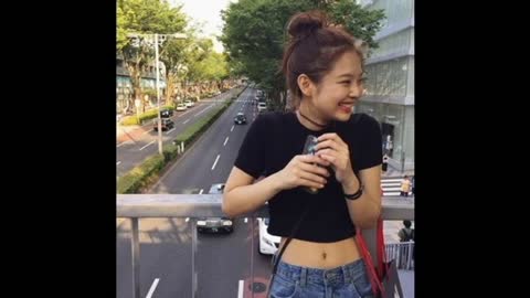 BLACKPINK's Jennie Shows Off Her Firm ABS In These Photos!