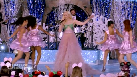 Gwen Stefani - Winter wonderland (Disney Parks Magical Christmas Day Parade 2018)