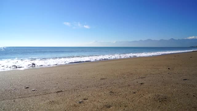 Uma bela praia com vista para o horizonte