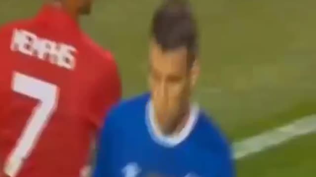 VIDEO: Wayne Rooney and son can’t help laughing at Memphis Depay’s failed Chilena attempt