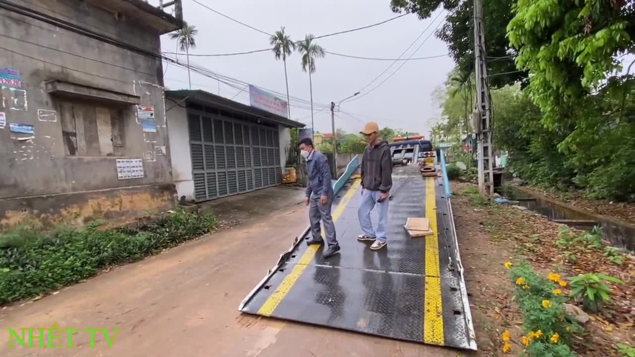 Bugatti's environment for getting on the bus is not good.
