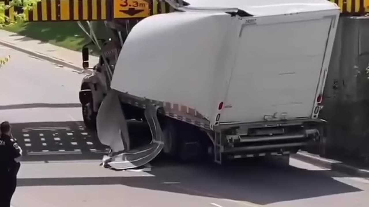 A driver DESTROYS his Truck on London Bridge!