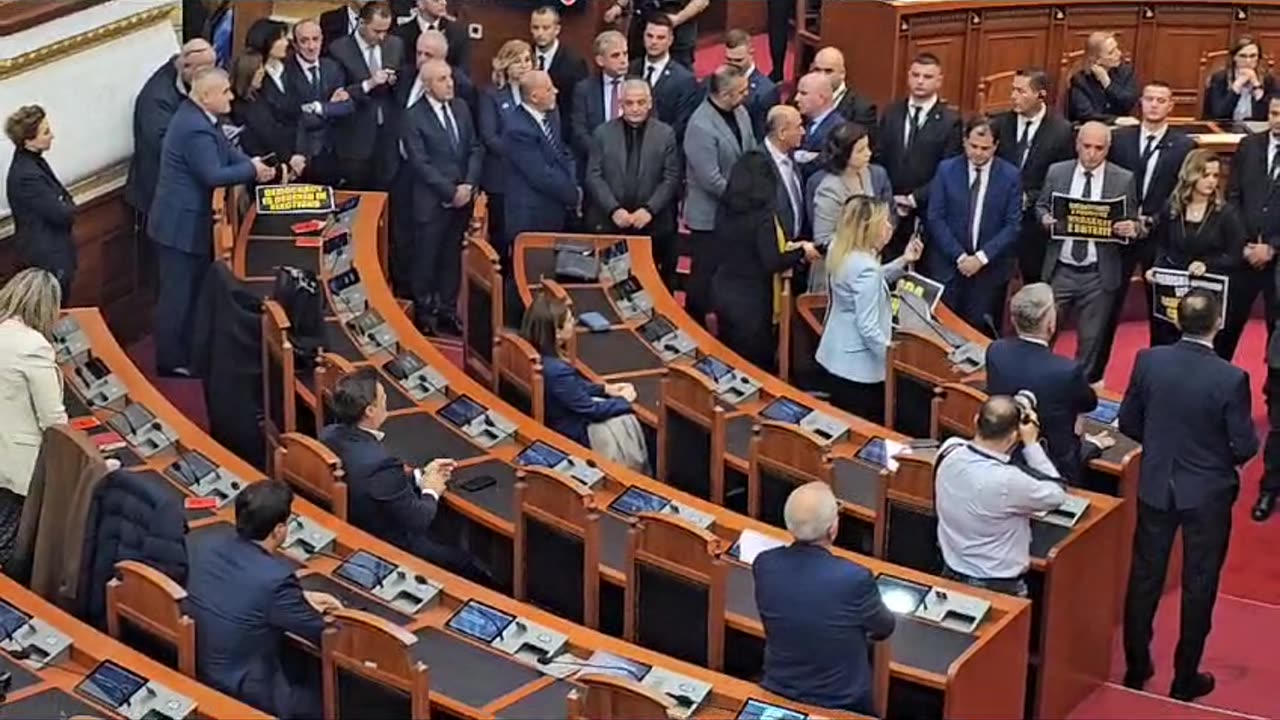 Tensione ne sallen e parlamentit, bilbilat