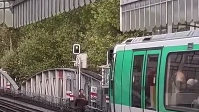 'Allahu Akbar' Screaming Migrant Under Security Threat Watch Throws Projectiles at Paris Train