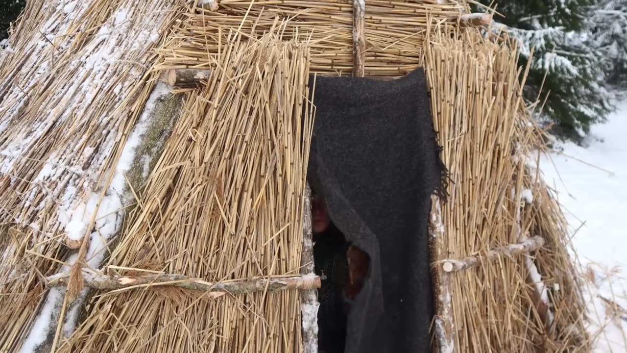 6 DAYS Winter Bushcraft: Building a Survival Shelter in Snow & Cold