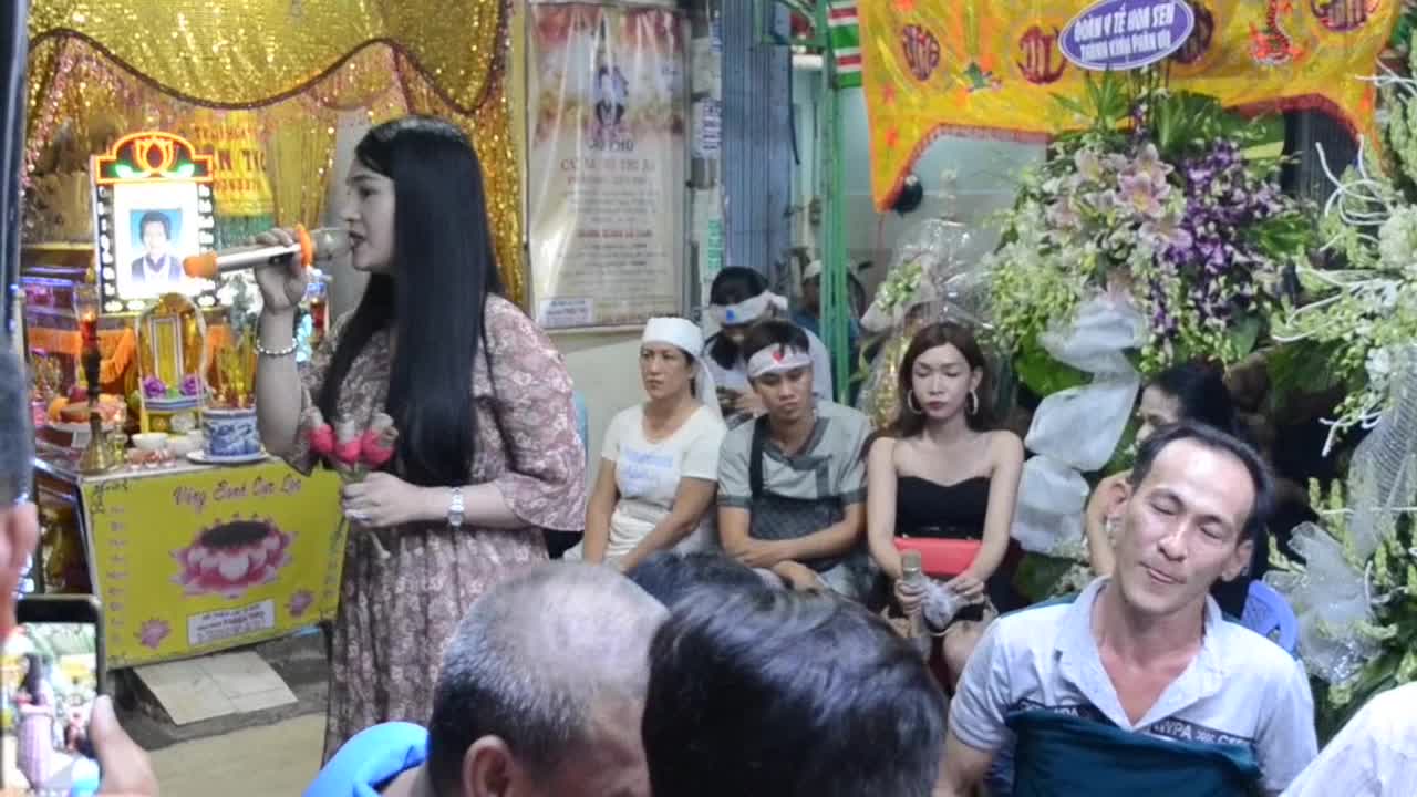 Espectáculos en funerales, el refugio laboral de los transexuales vietnamitas