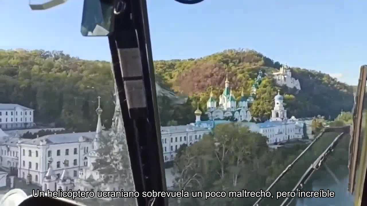 Un helicóptero ucraniano sobrevuela Lavra, ligeramente maltratada pero increíblemente hermosa, en l