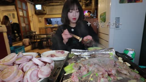 Meat use in famous Samgyupsal Korean Girl eats it all