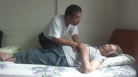 Luodong Massages His Mother In Her Apartment