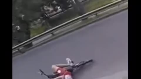 Como se cae el chico de la bicicleta por ir en contra de la vía