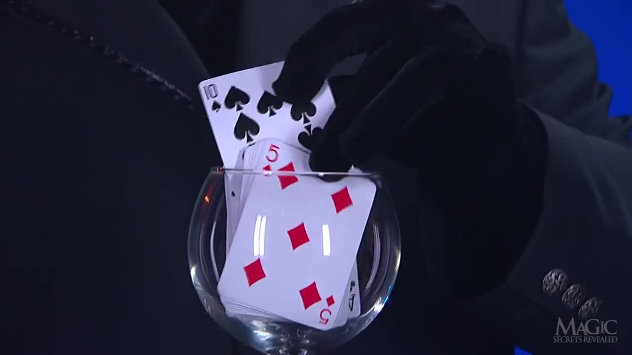 HOW TO AMAZE YOUR FRIENDS WITH THIS CLEVER CARD TRICK!