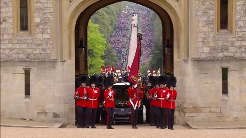 The Queen’s coffin makes its final journey down the Long Walk to Windsor Castle Service