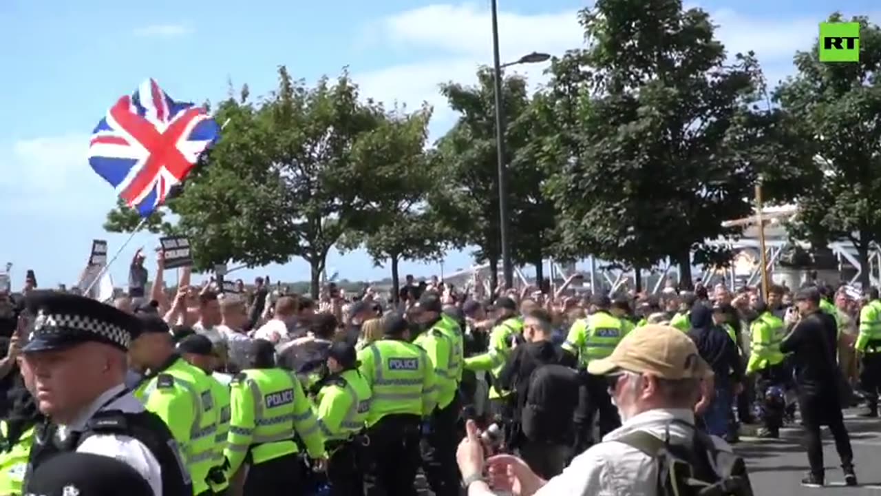 UK protests Right-wing demonstrators clash with police in Liverpool