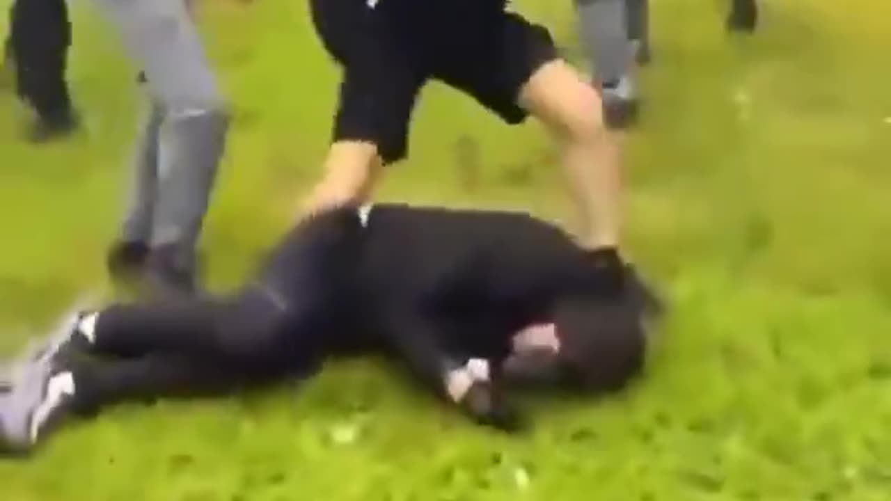 Lone white boy savagely beating as Muslims run through the streets unchallenged by police