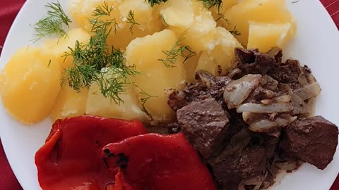Fried liver with potatoes and marinated pepper