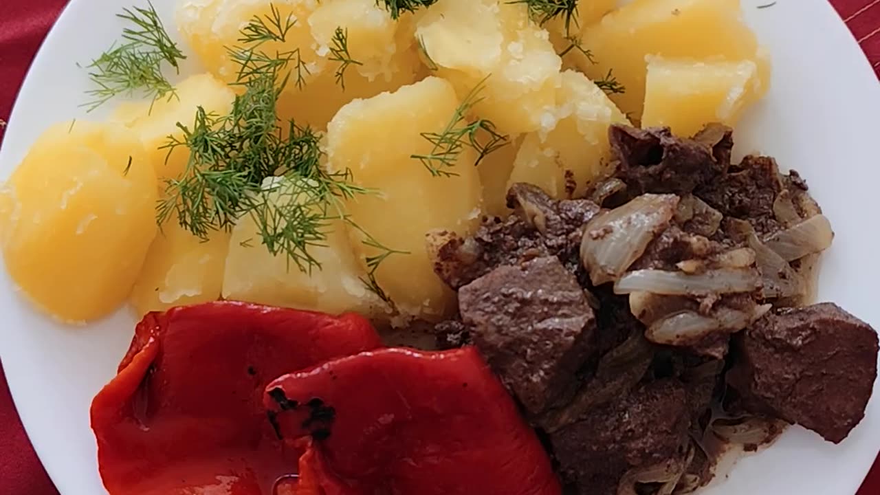 Fried liver with potatoes and marinated pepper