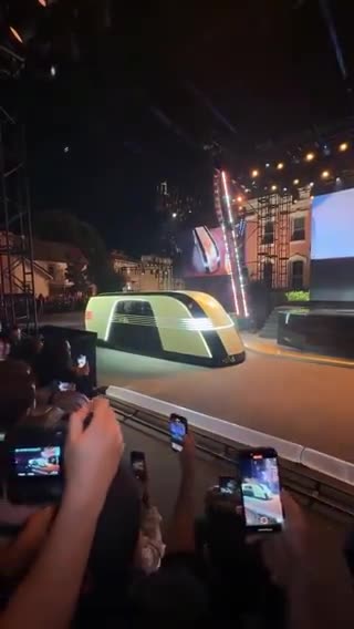 Elon Musk causing a stir online with Tesla presentation. His automated vehicle left everyone amazed