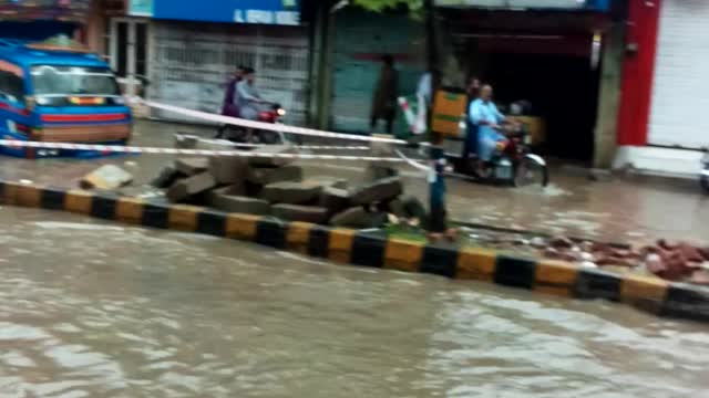 Barish k bad sarkoon pe pani ka manzar Gujrat mei