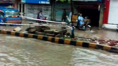 Barish k bad sarkoon pe pani ka manzar Gujrat mei