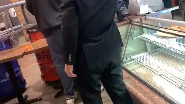 A Toronto man destroyed a pizza display because another customer was not wearing a mask 😱-📹