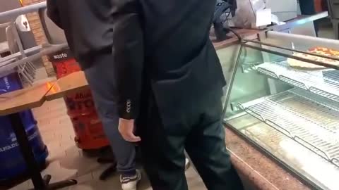 A Toronto man destroyed a pizza display because another customer was not wearing a mask 😱-📹