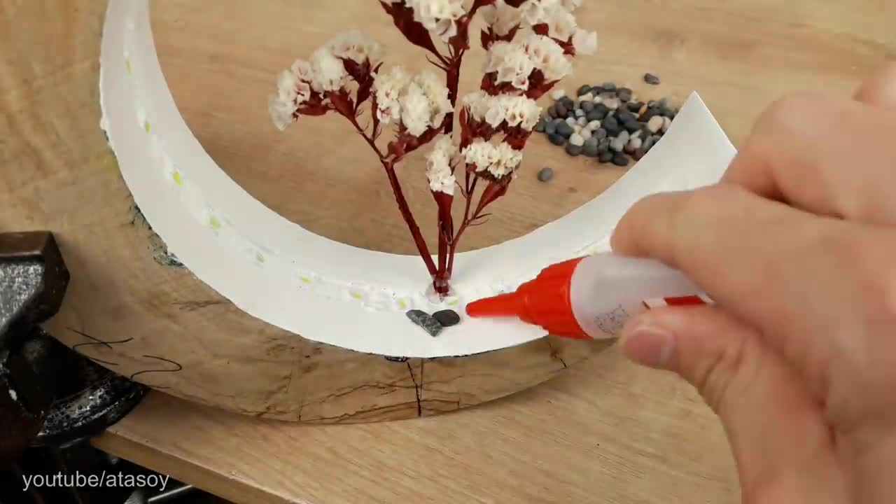 How to Make A Flowering Crescent Shaped Epoxy Resin Lamp