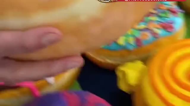GIANT DONUTS 🍩 Même solo je le mange entier 😎 Tu crois que ce sont des vrais donuts ?