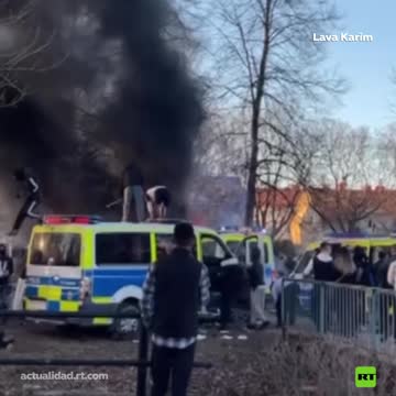 La protesta contro l'estrema destra porta ad alterchi in Danimarca.violenti scontri durante una protesta tra polizia e manifestanti contro il partito danese di estrema destra,Stram Kurs,a Orebro che stava per tenere una manifestazione