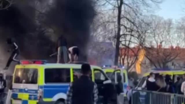 La protesta contro l'estrema destra porta ad alterchi in Danimarca.violenti scontri durante una protesta tra polizia e manifestanti contro il partito danese di estrema destra,Stram Kurs,a Orebro che stava per tenere una manifestazione