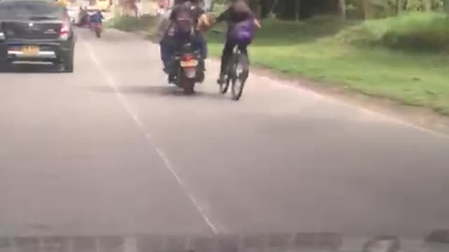 Video registró la peligrosa imprudencia de un ciclista en la vía entre Piedecuesta y Floridablanca