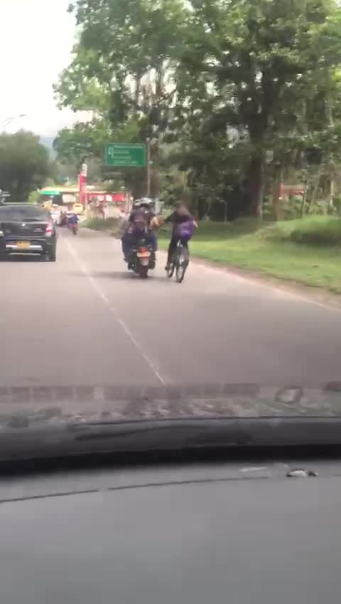 Video registró la peligrosa imprudencia de un ciclista en la vía entre Piedecuesta y Floridablanca