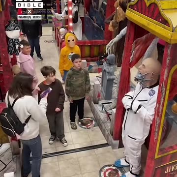 Horror cosplayer scares people 💀