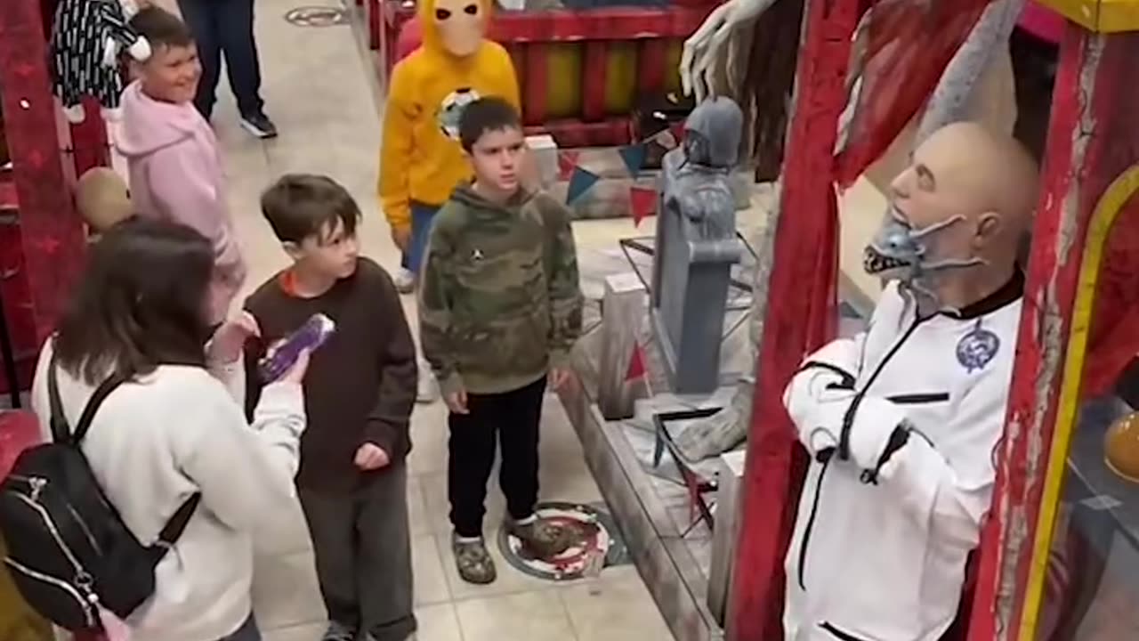 Horror cosplayer scares people 💀