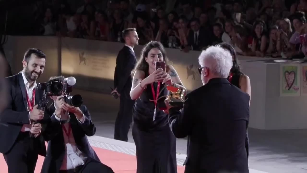 Almodóvar conquista un histórico León de Oro en Venecia con su oda a la solidaridad