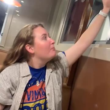 Surprise guest at dinner 😳😂