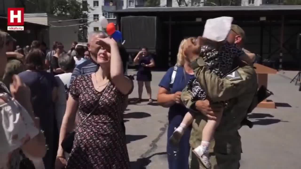 "Daddy!" In the Kaluga region of Russia, they meet soldiers who have returned from the combat zone.